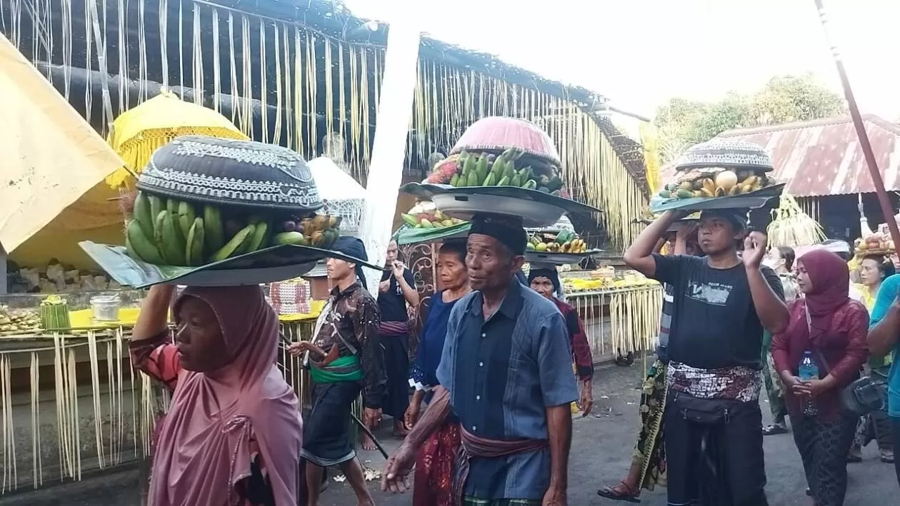 Menikmati Tradisi Perang Topat di Lombok: Simbol Perdamaian Umat Hindu dan Muslim