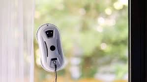 Trik Menggunakan Robot Pembersih Kaca Jendela Buat Rumah Lantai Dua